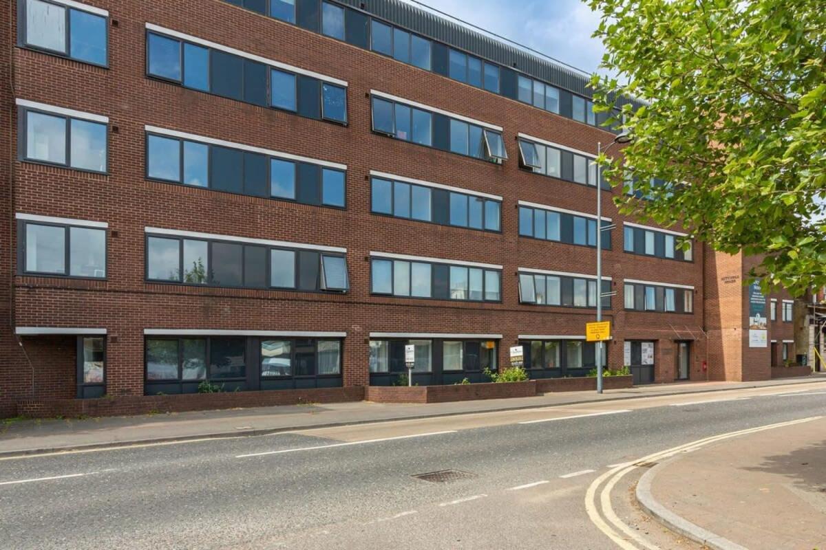 Smart 1 Bed Apartment In The Heart Of Eastleigh Exterior photo